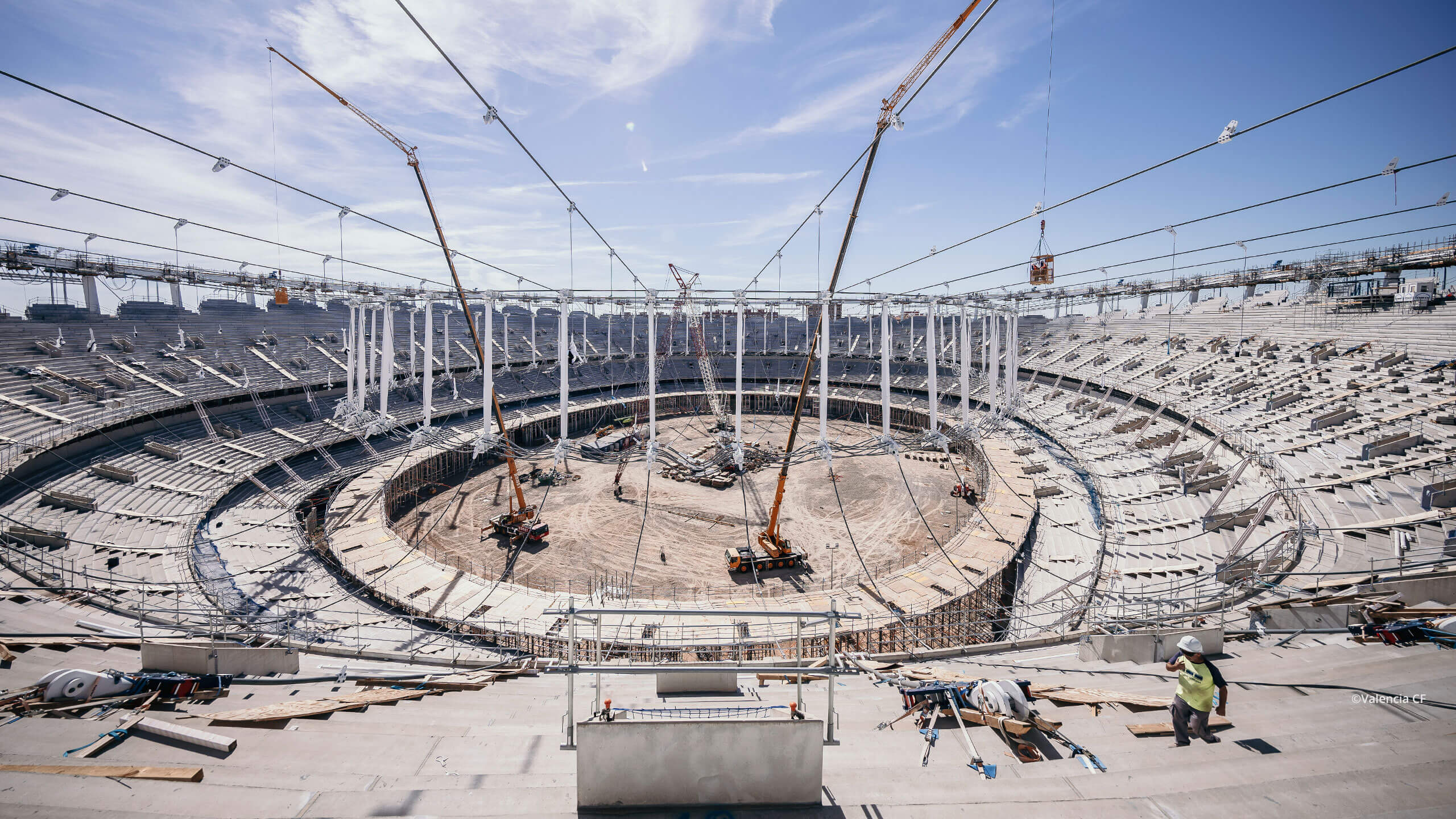 PFEIFER Structures lifts Nou Mestalla’s upper cable ring with hydraulic strand jacks.